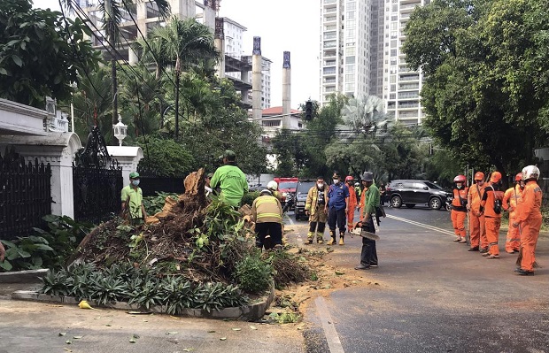 Hujan Deras Guyur Jakarta...