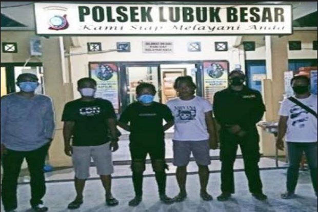 Tersulut Cemburu, Pria...