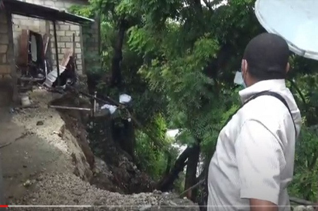 Rumah Tertimpa Bebatuan...