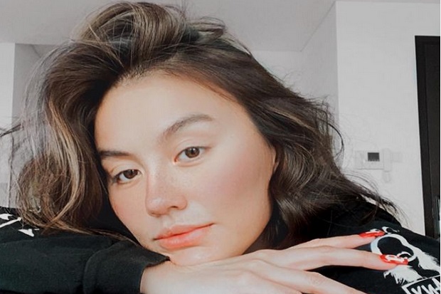 Agnez Mo Jatuh Cinta?...