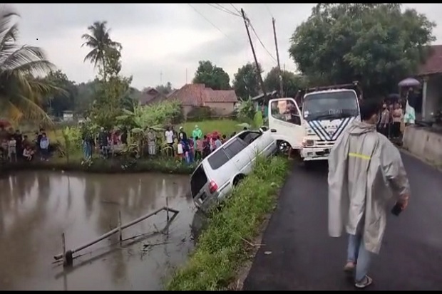 Pengemudi Ngantuk, Mobil...
