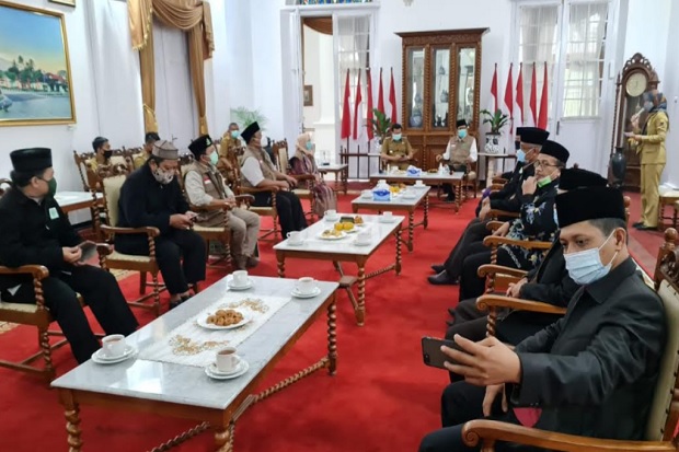 MUI Serahkan Bantuan...