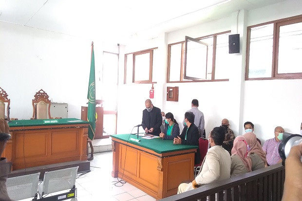 Gugat Ayahnya yang Sudah...