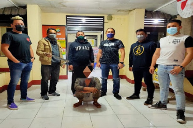 Pria Tomohon Tebas Temannya...