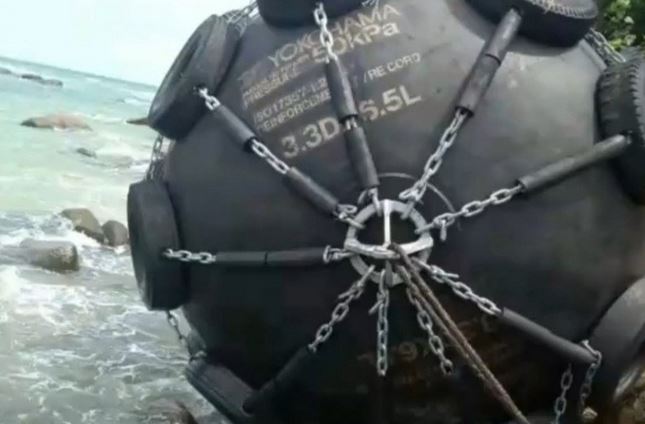 Bola Hitam Misterus...