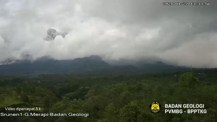 Merapi Tak Henti Keluarkan...