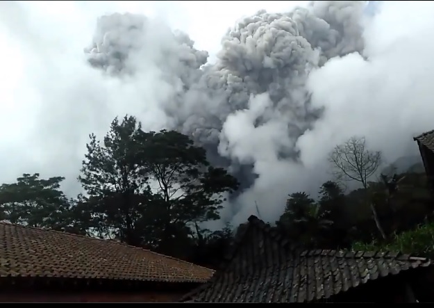 Merapi Meletus! Dalam...