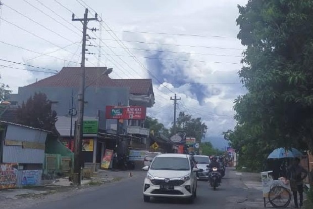 Merapi Meletus Semburkan...