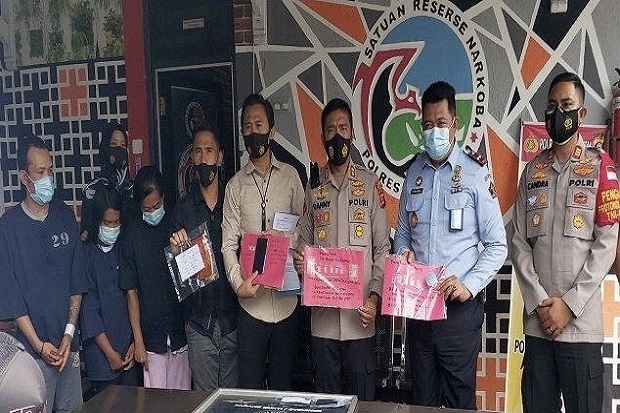 Demi Cinta, Perempuan...
