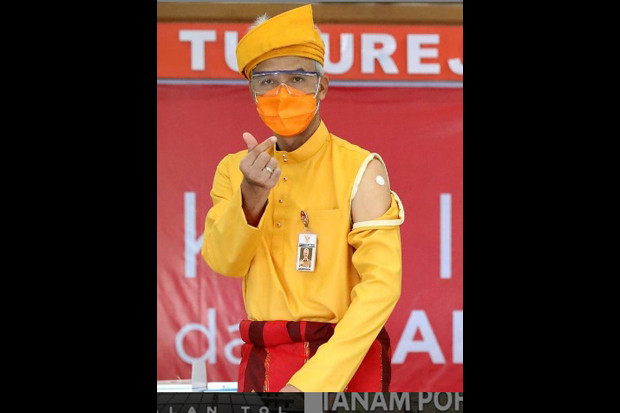 Kenakan Baju Adat Riau,...