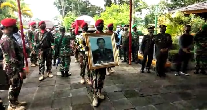 Hujan Deras Iringi Pemakaman...
