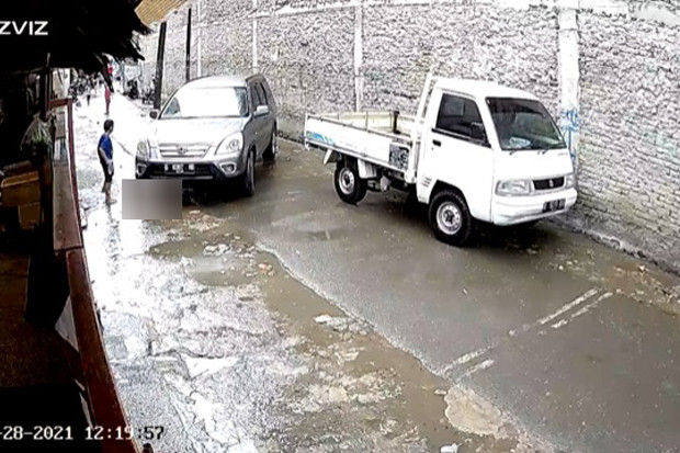 Mandi Hujan Depan Rumah,...