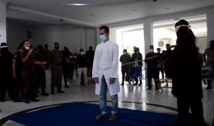 Pasangan Homo Dicambuk...