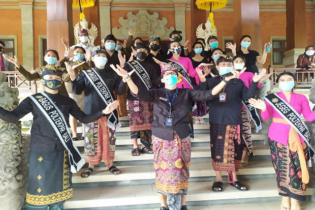 Senang Ngantor di Pulau...