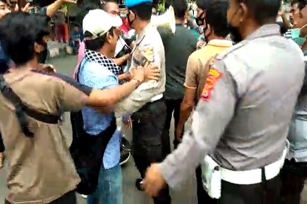 Tuntut Oknum Polisi...