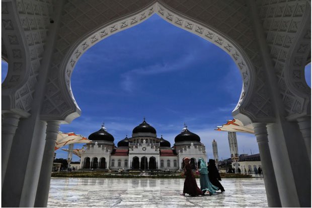 Gaduh Soal Wisata Halal,...