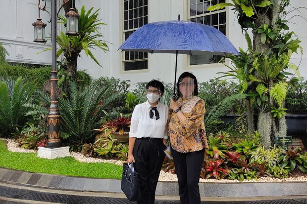 Satu Payung Berdua,...