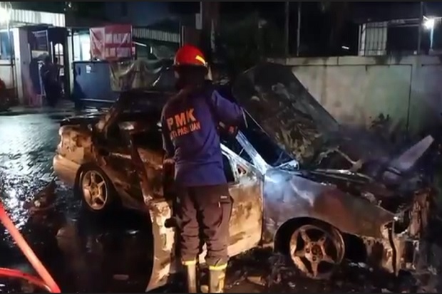 Sedan Timor Ludes Terbakar...