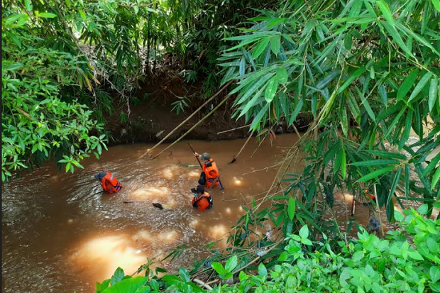 3 Santri Seberangi Sungai...