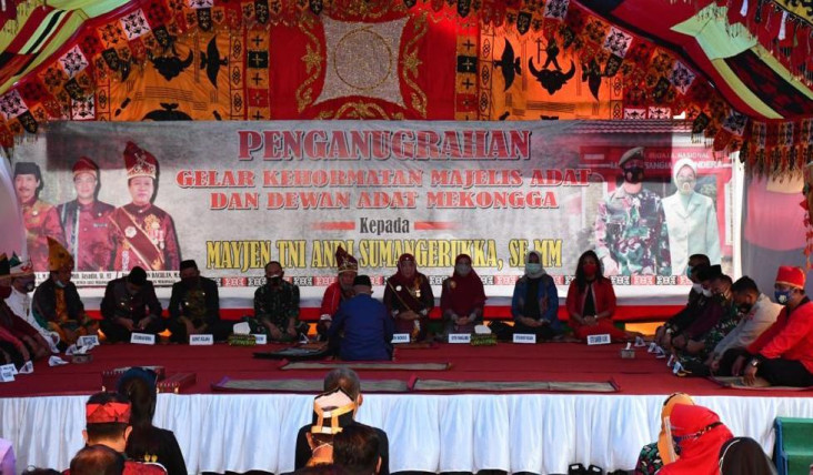 Terima Gelar Adat Tolaki...