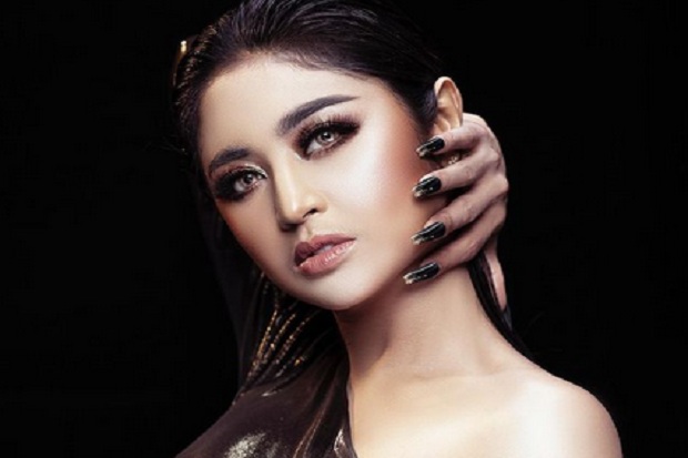 Dewi Perssik Bahas Mantan...