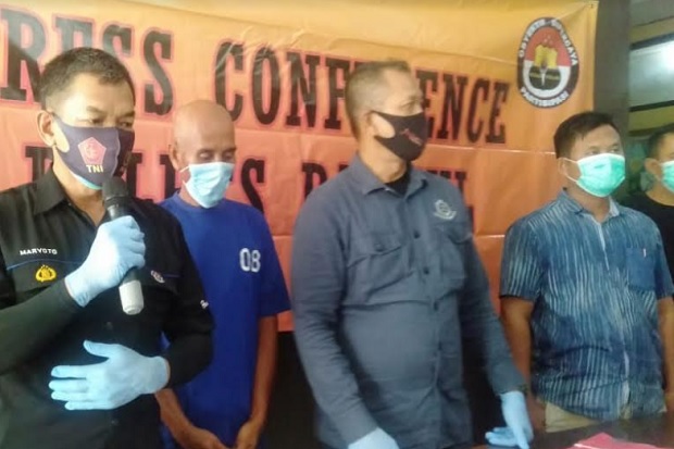 Pura-Pura Bersikap Baik,...