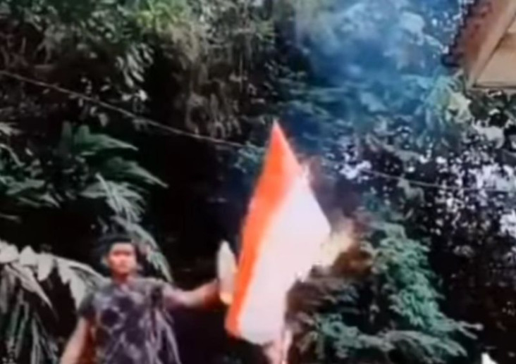 Video Pria Bakar Bendera...