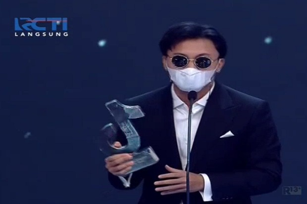 Rizky Febian Raih Penghargaan...