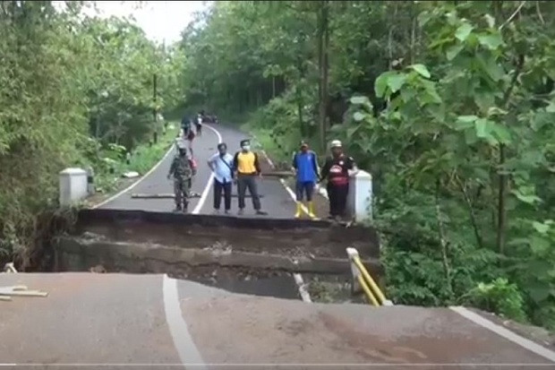 Jembatan Putus Terseret...