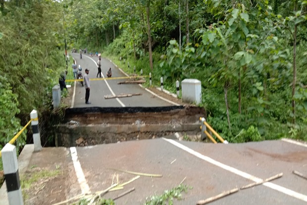 Jembatan Ambrol Diterjang...