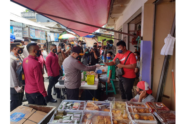 Kapolda Metro Jaya Bagikan...