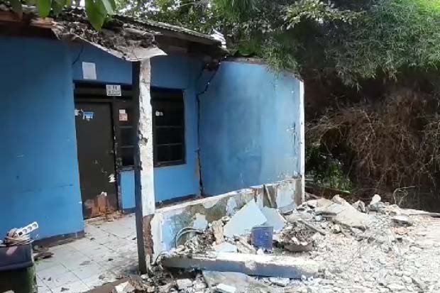 Rumah Roboh Akibat Pergeseran...