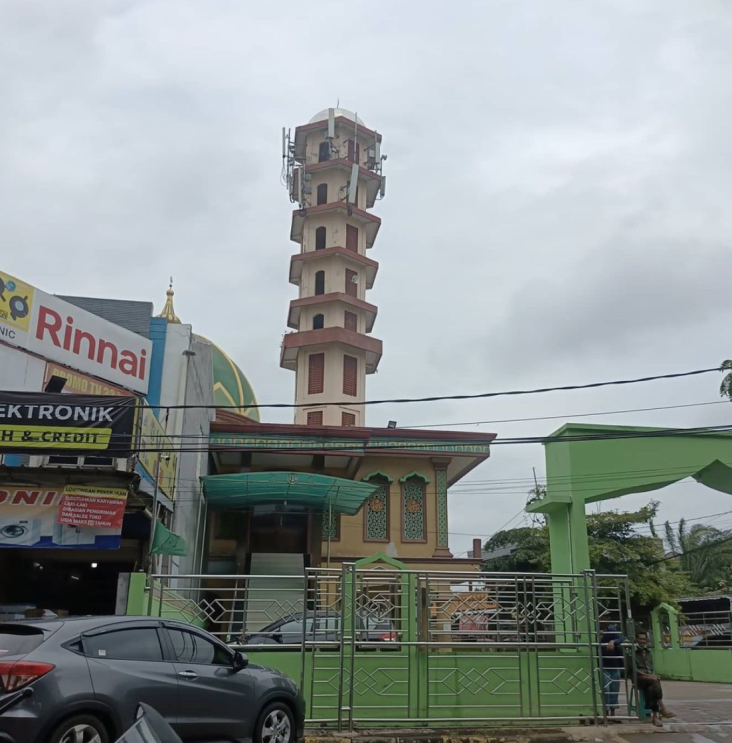 Menara Masjid Ditebengi...
