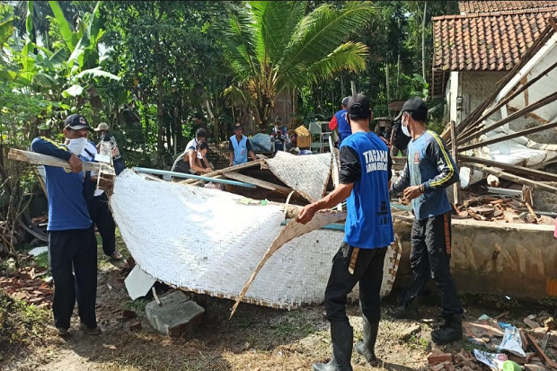 Dihantam Hujan Deras,...