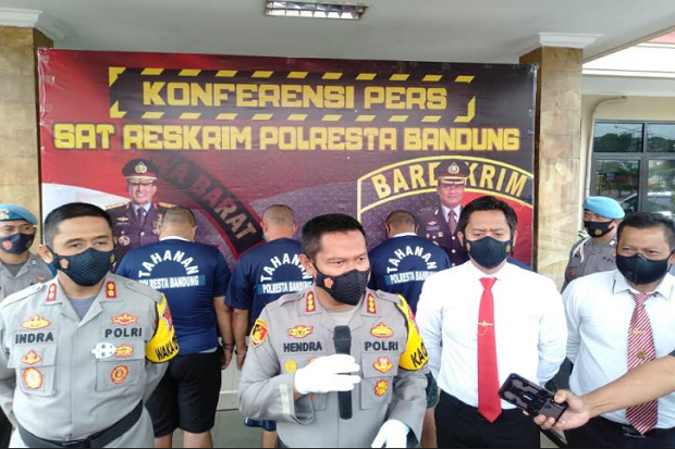 Dendam, Motif 4 Pria...