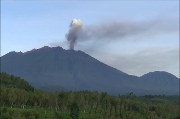 Gunung Raung Keluarkan...