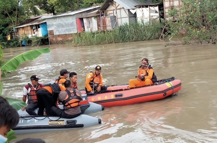 Tak Kuat Berenang, Santri...