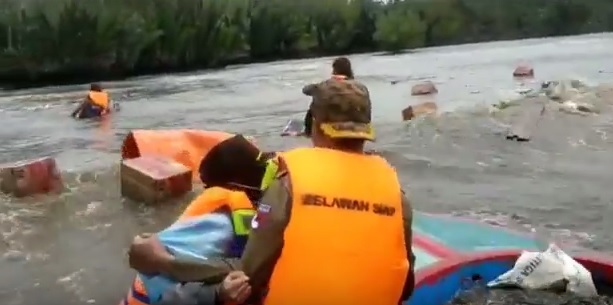Kapal Relawan Pembawa...