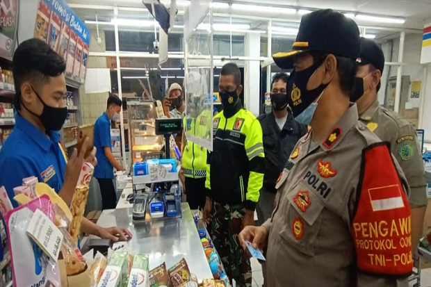 Nekat Buka Saat Jam...