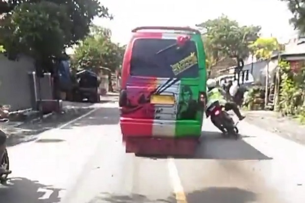Aksi Sopir MPU Gemparkan...