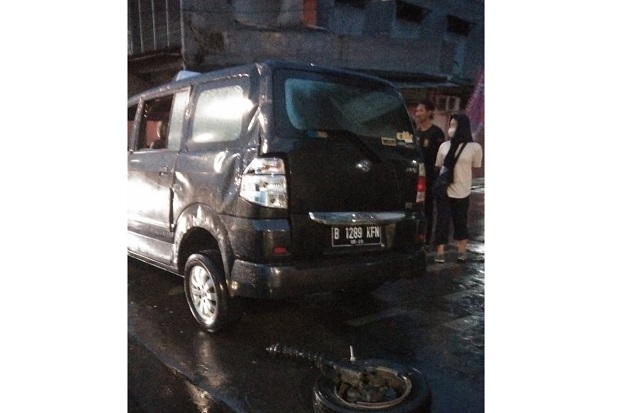 Mobil Pribadi Tabrak...