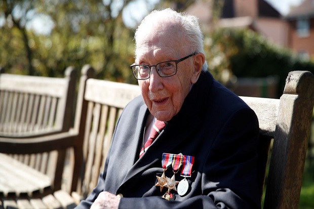 Kapten Sir Tom Moore...