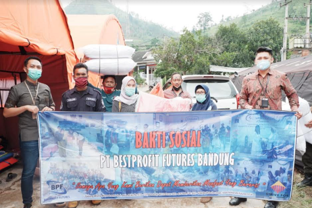 Puluhan Pengungsi Longsor...
