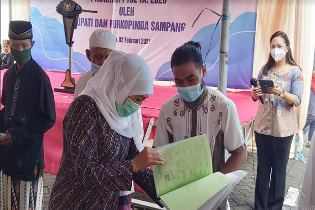 Gubernur Khofifah Serahkan...