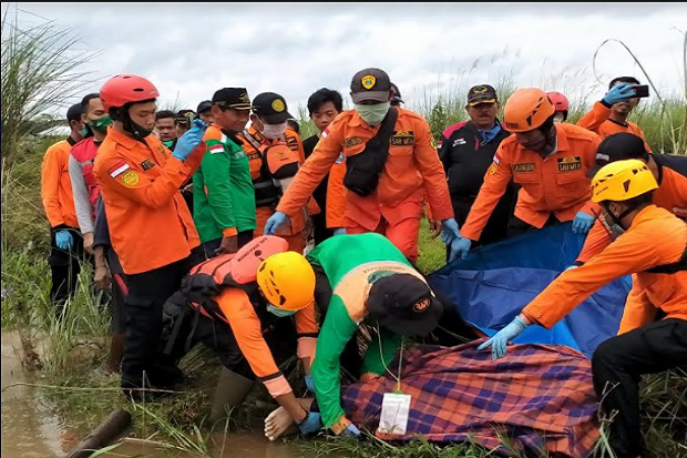 Hendak Ambil Tas yang...