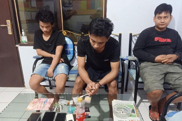 3 Pemuda di Wajo Digerebek...