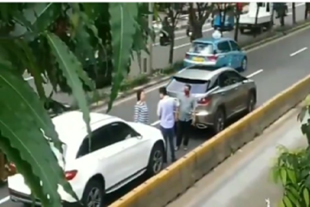 Dua Pengendara Mobil...