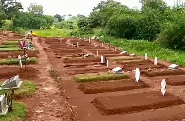 Belasan Makam Pasien...