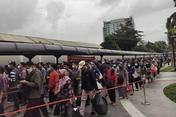 Antrean Penumpang KRL...
