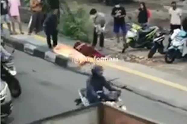 Ditabrak Truk, Wanita...
